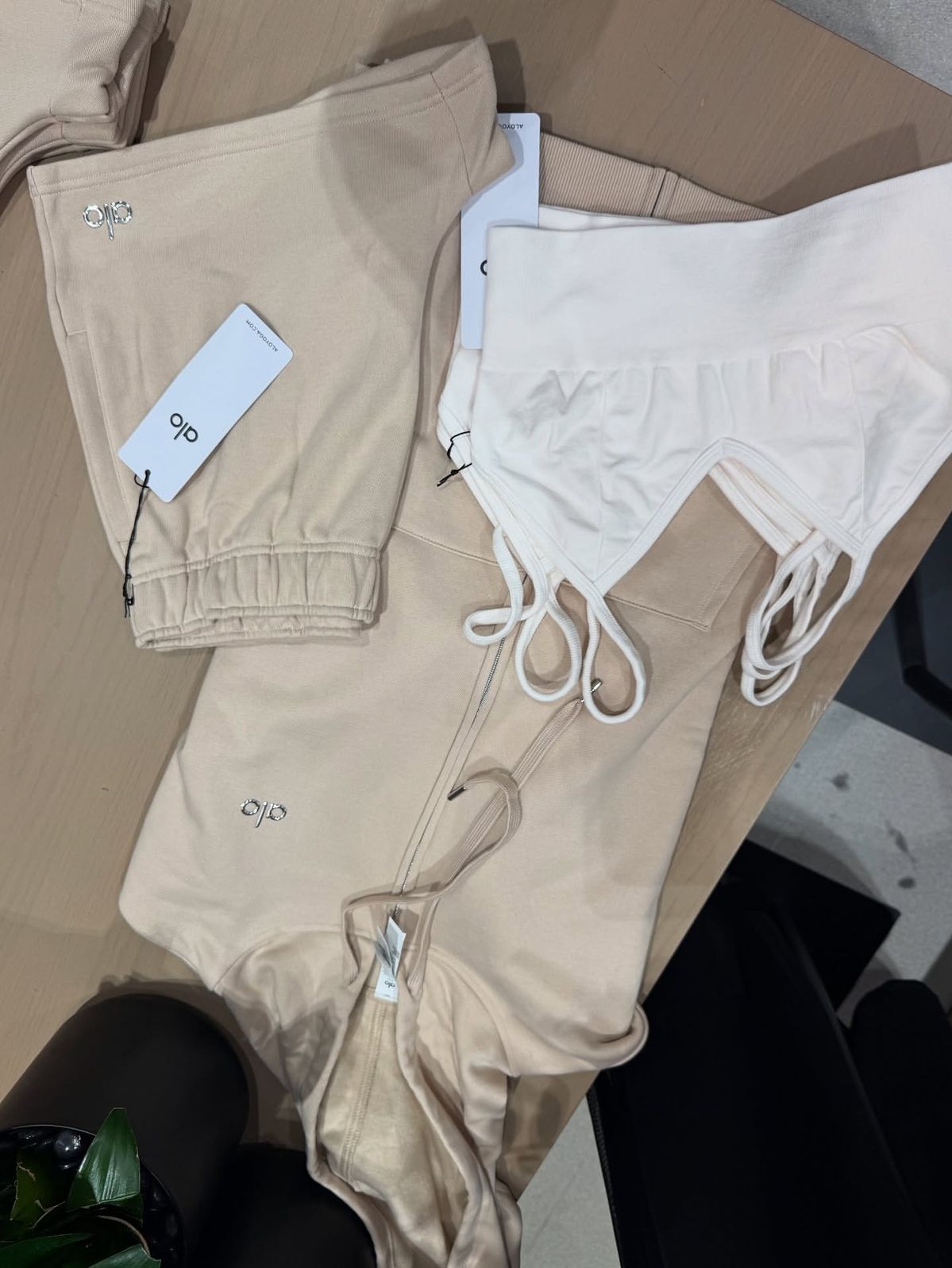Alo Yoga Pallet Liquidation – 200 New With Tags Items for $600 | USA Pallet liquidation Activewear 10 Alo Yoga Pallet Liquidation (200 Activewear Items for $700) | Wholesale Alo Clothing