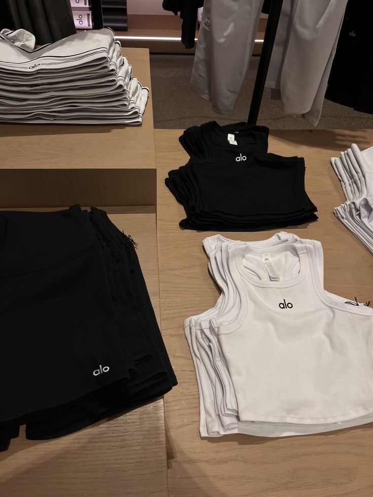 Alo Yoga Pallet Liquidation – 200 New With Tags Items for $600 | USA Pallet liquidation Activewear 2 Alo Yoga Pallet Liquidation (200 Activewear Items for $700) | Wholesale Alo Clothing