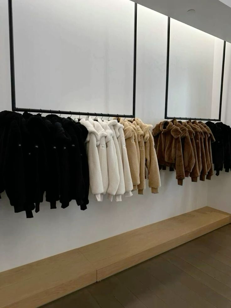 Alo Yoga Pallet Liquidation – 200 New With Tags Items for $600 | USA Pallet liquidation Activewear 8 Alo Yoga Pallet Liquidation (200 Activewear Items for $700) | Wholesale Alo Clothing