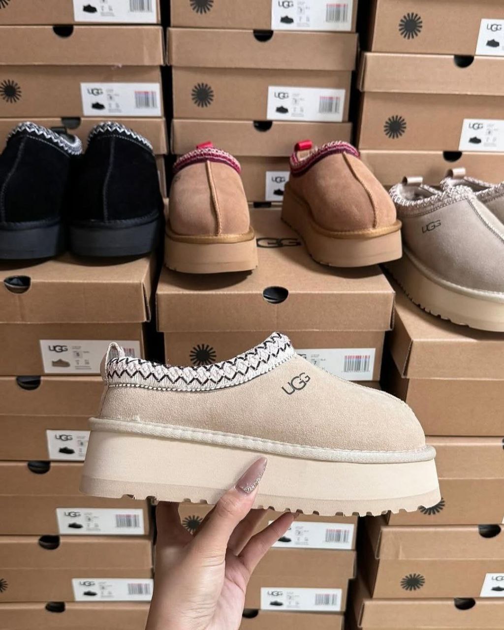 Buy Ugg Shoes Pallet(60 pairs at $500) 1 Buy Ugg Shoes Pallet(60 pairs at $500)