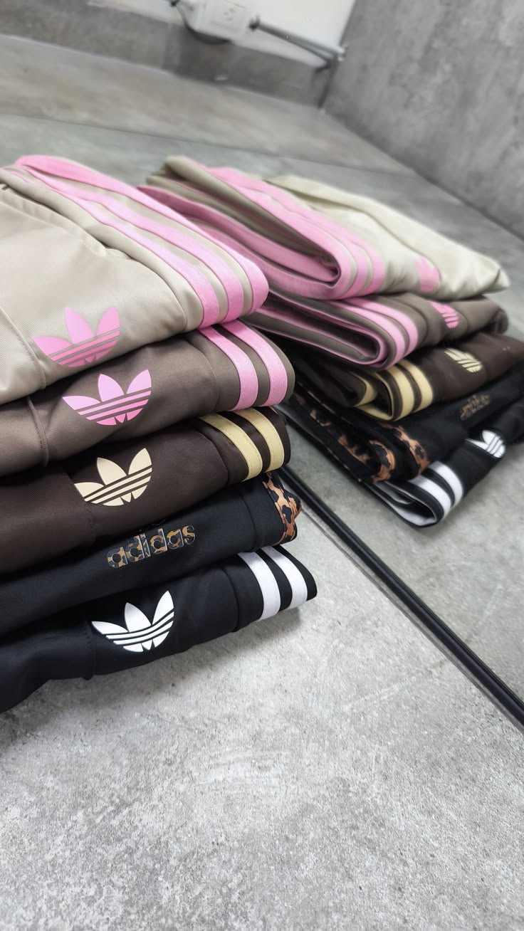 Adidas Clothing Wholesale Pallets – 200 Authentic Sportswear Items for $600 | Bulk Resale Deal 10 Adidas Clothing Pallets