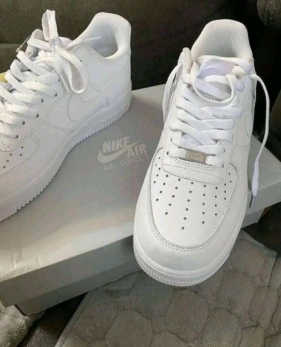 Wholesale All White Nike Air Force 1 Sneakers Pallet – 100 Brand New Pairs in Box – $500 1 Wholesale All White Nike Air Force 1 Sneakers Pallet – 100 Pairs for $500