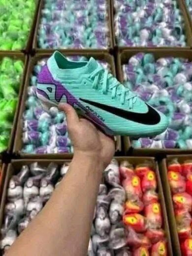 Quality soccer cleats pallets liquidation Wholesale online
